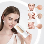 Femme tenant un Kersens Épilateur à Lumière Pulsée AS20 pour soins de la peau, avec graphiques d’analyse cutanée sur fond blanc