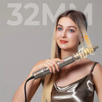 Femme utilisant une Korons Brosse Soufflante avec texte « 32 mm » sur fond gris