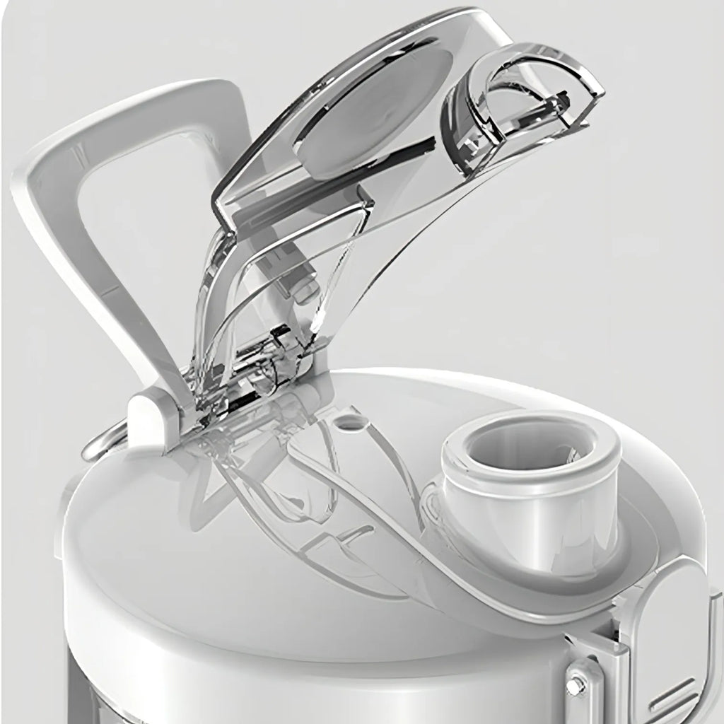 Gros plan sur un distributeur d’eau blanc avec couvercle transparent sur fond gris clair
