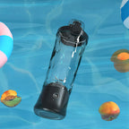 Kersens Blender Portable noir sur fond bleu sous-marin avec jouets de piscine et tranches de fruits