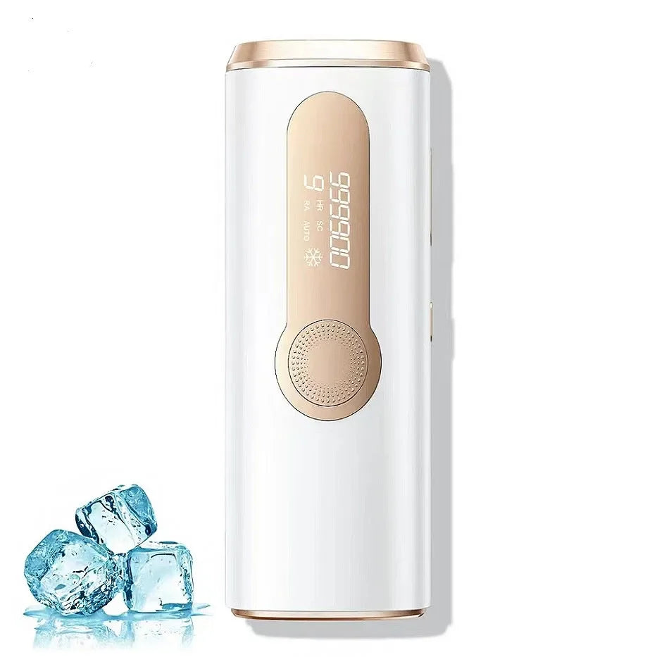 Kersens Épilateur à Lumière Pulsée AS20 blanc et or avec écran numérique, à côté de glaçons sur fond blanc