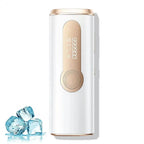 Kersens Épilateur à Lumière Pulsée AS20 blanc et or avec écran numérique, à côté de glaçons sur fond blanc