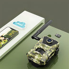 Korons Caméra de Chasse à motif camouflage avec smartphone, icône cloud et carte mémoire sur surface verte