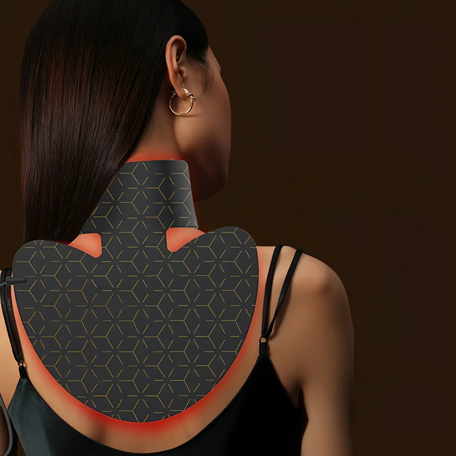 Femme portant un vêtement noir à motif géométrique sur fond sombre