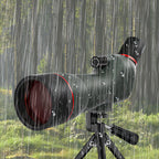 Korons Longue-Vue sur trépied avec gouttes de pluie sur fond forestier