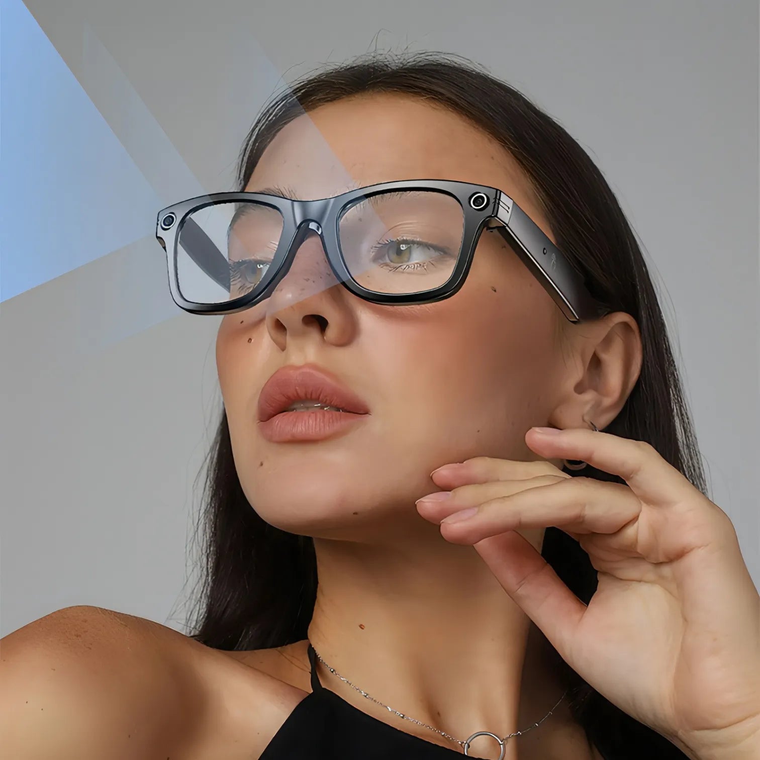 Femme portant des Korons Lunette Connectée futuristes sur fond uni
