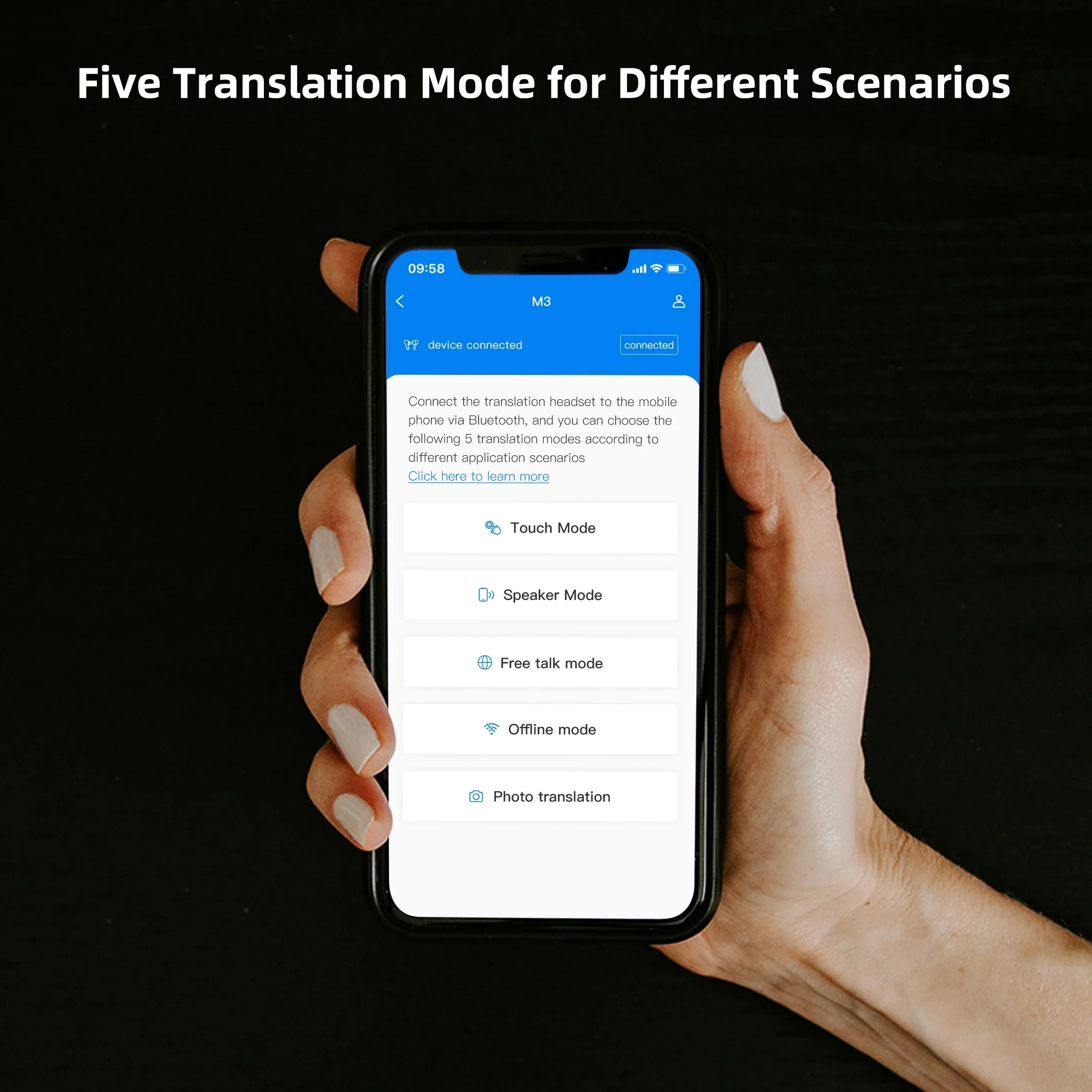 Main tenant un smartphone affichant les options du mode de traduction sur fond noir
