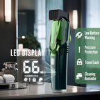 Nettoyeur de Kersens Tondeuse à Barbe vert avec écran LED sur un comptoir de salle de bain