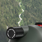 Objectif de la Korons Longue-Vue avec bague de mise au point sur fond paysager d’arbres et de rivière