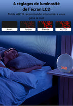 Personne dormant dans un lit avec le SilvanHome Réveil Simulateur d’Aube faisant office de veilleuse, affichant l’heure sur une table de chevet