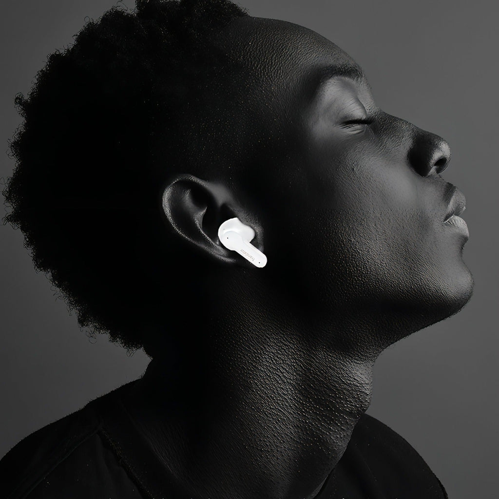 Personne portant des Korons Écouteurs de Traducteur sur fond sombre