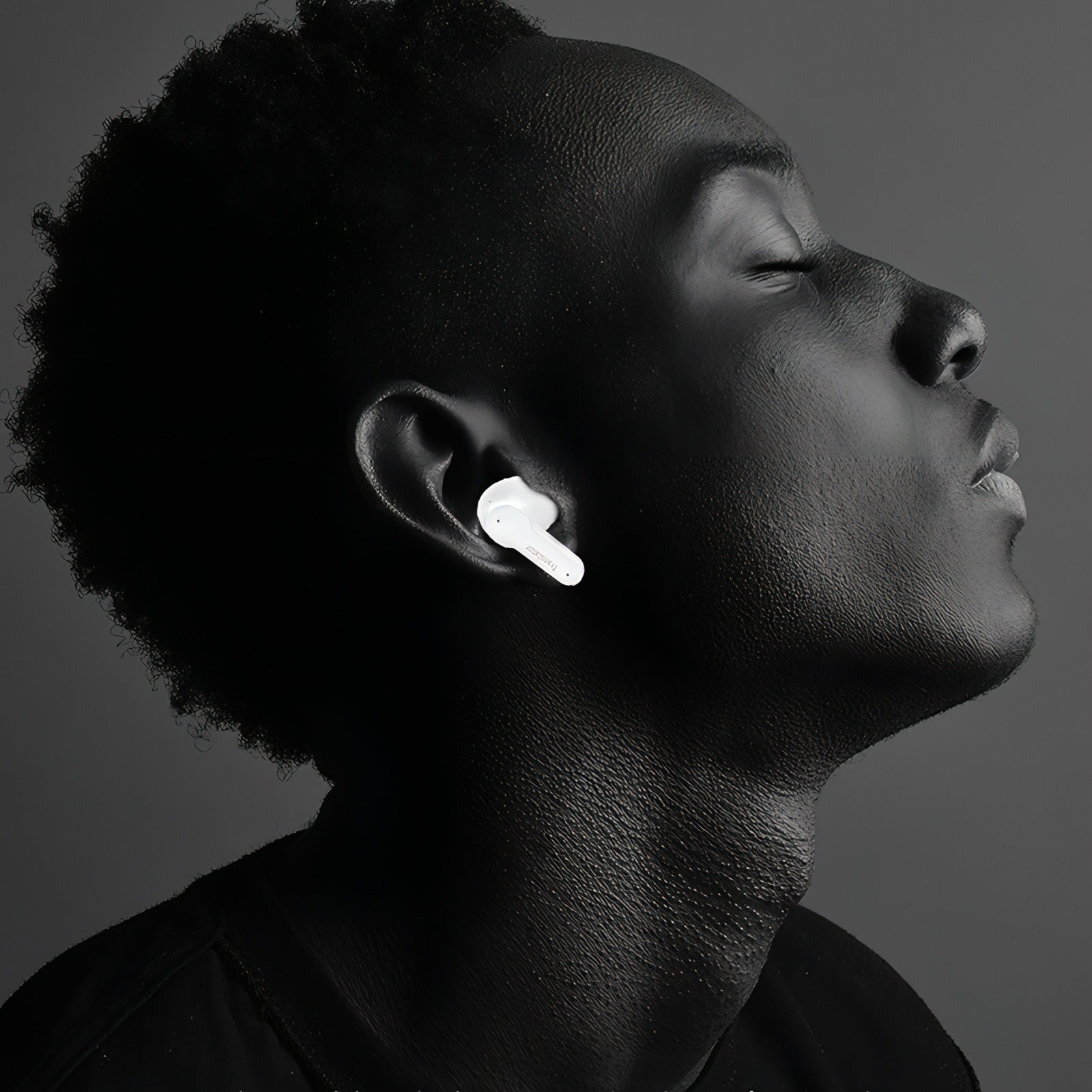 Personne portant des Korons Écouteurs de Traducteur sur fond sombre