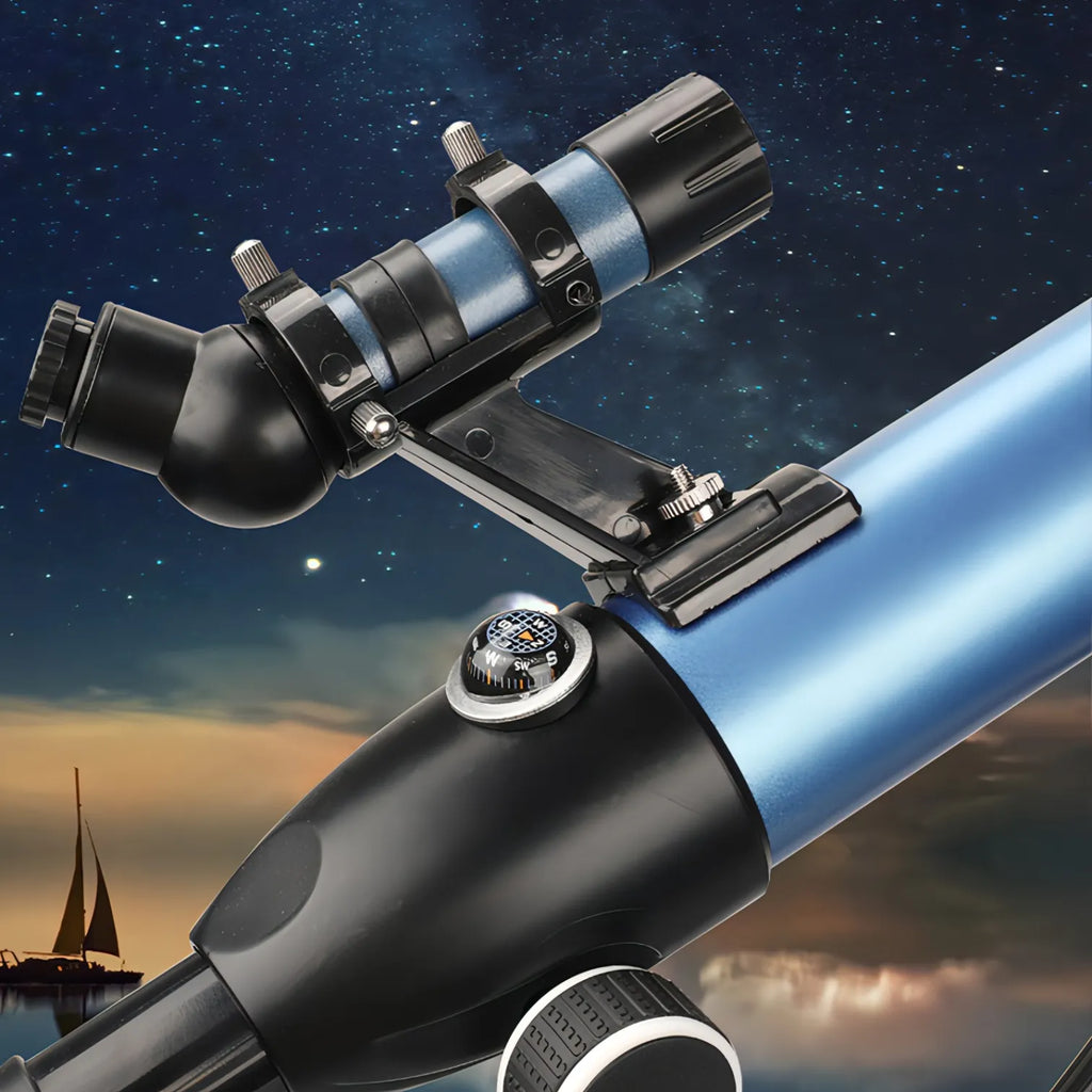 Télescope Korons avec ciel étoilé et voilier en arrière-plan