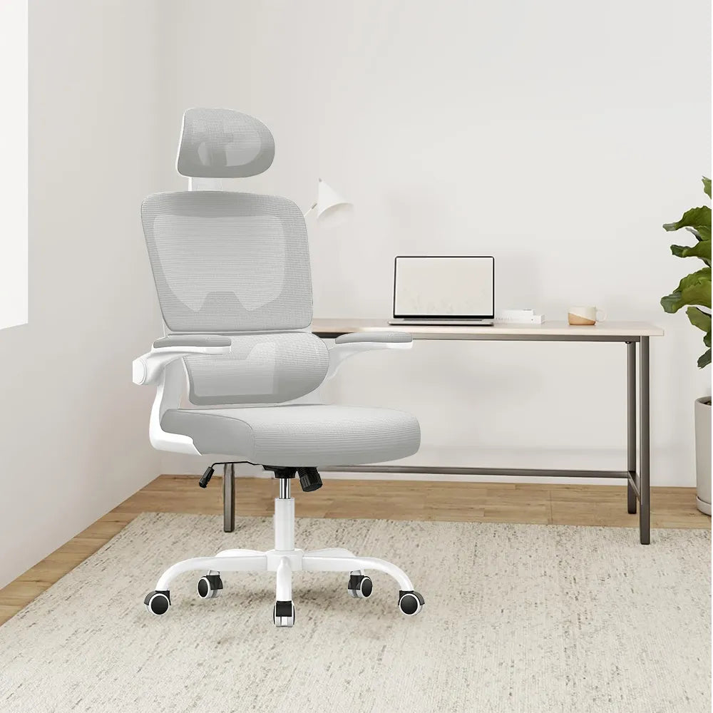 Velnotra Chaise de Bureau Ergonomique blanche dans une pièce minimaliste avec un bureau et un ordinateur portable