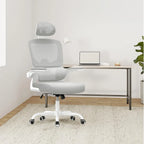 Velnotra Chaise de Bureau Ergonomique blanche dans une pièce minimaliste avec un bureau et un ordinateur portable