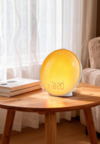 SilvanHome Réveil Simulateur d’Aube jaune sur une table en bois avec arrière-plan flouté