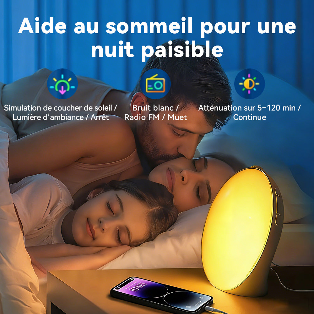 Deux personnes allongées dans un lit avec le SilvanHome Réveil Simulateur d’Aube et un smartphone, accompagnés de texte décrivant ses fonctionnalités