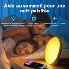 Deux personnes allongées dans un lit avec le SilvanHome Réveil Simulateur d’Aube et un smartphone, accompagnés de texte décrivant ses fonctionnalités