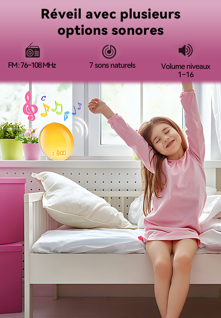 Enfant en pyjama rose assis sur un lit avec une fenêtre et une plante en arrière-plan, avec texte présentant les multiples options sonores du Velnotra Réveil Simulateur d’Aube