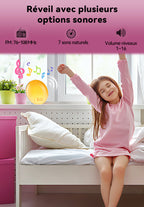 Enfant en pyjama rose assis sur un lit avec une fenêtre et une plante en arrière-plan, avec texte présentant les multiples options sonores du Velnotra Réveil Simulateur d’Aube