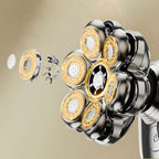 Gros plan sur un Korons Rasoir Tête Chauve multi-lames avec lames dorées et argentées sur fond beige