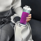 Personne tenant un Kersens Blender Portable violet avec base blanche, assise sur un canapé gris