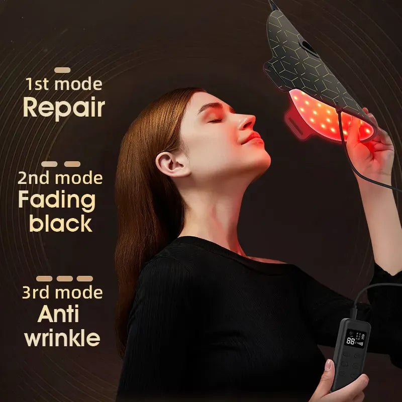 Personne utilisant un Korons Masque Visage LED sur le visage, avec texte indiquant les modes réparation, atténuation des taches sombres et anti-rides