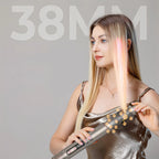 Femme utilisant une Korons Brosse Soufflante pour le lissage, avec texte « 38 mm » sur fond gris