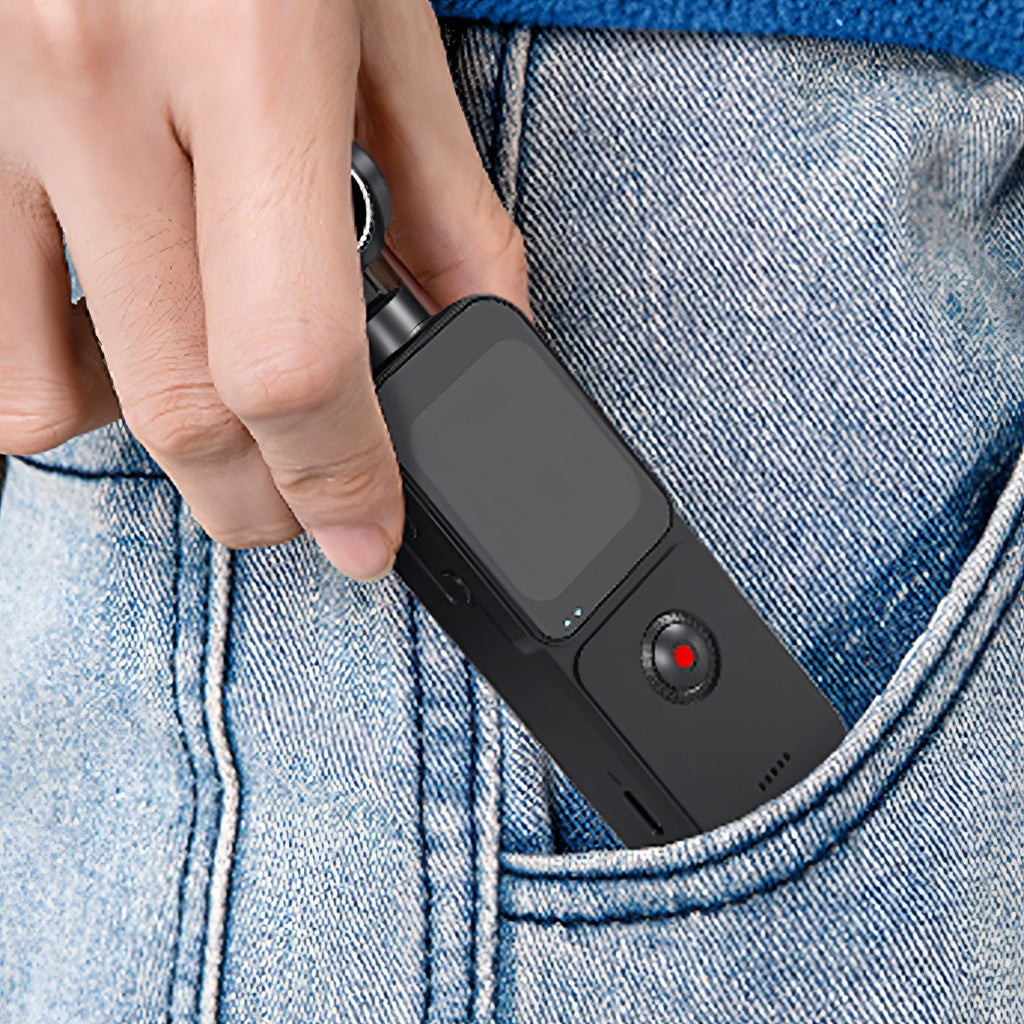 Main insérant une petite Korons Caméra Vlog noire dans une poche en jean bleu