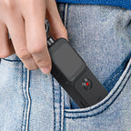 Main insérant une petite Korons Caméra Vlog noire dans une poche en jean bleu