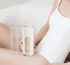 Personne utilisant un Kersens Épilateur à Lumière Pulsée AS20 sur l’abdomen, sur fond neutre