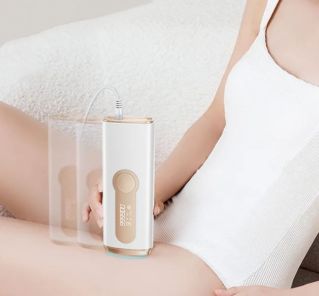 Personne utilisant un Kersens Épilateur à Lumière Pulsée AS20 sur l’abdomen, sur fond neutre