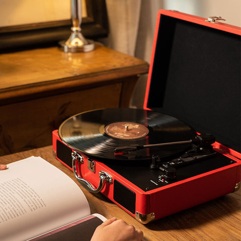 Auryvox VT-80 platine vinyle avec un disque en cours de lecture